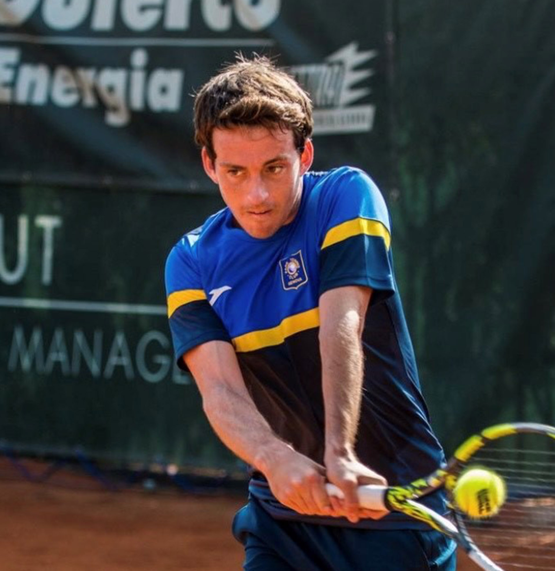 Alessandro Ceppellini mentre colpisce la pallina da tennis con la racchetta