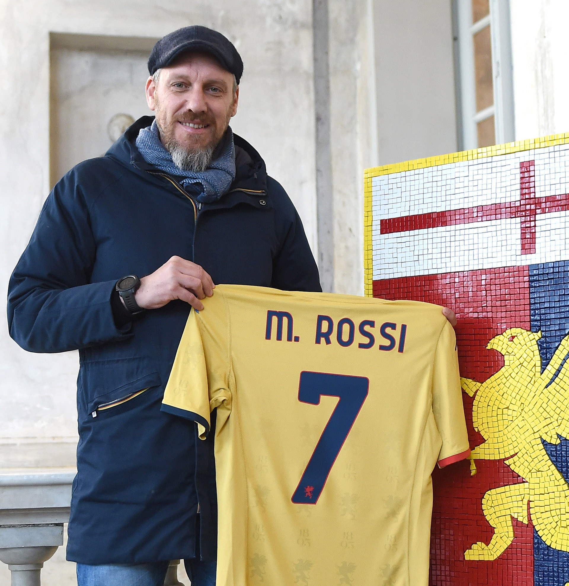 Marco Rossi con la maglietta per i 130 anni del Genoa con il suo nome