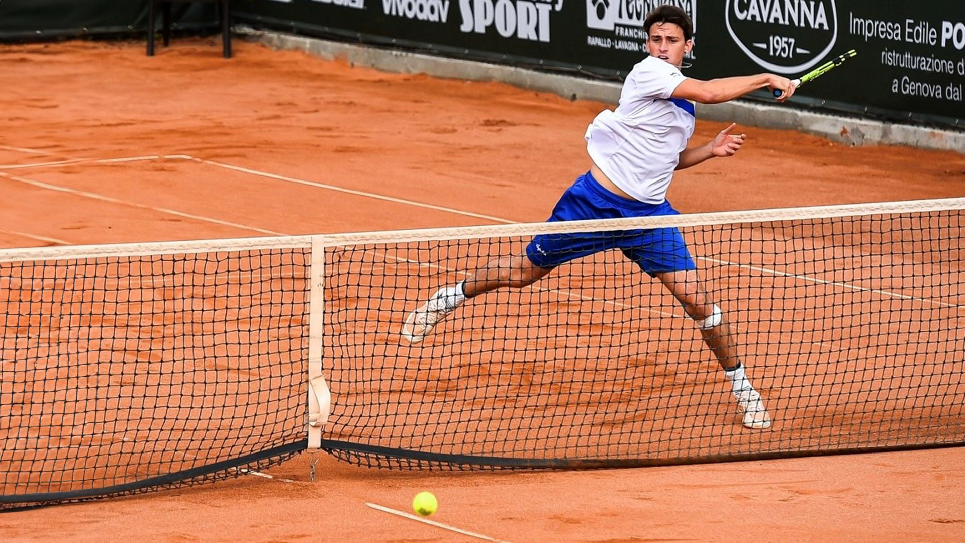 Alessandro Ceppellni durante una partita di tennis