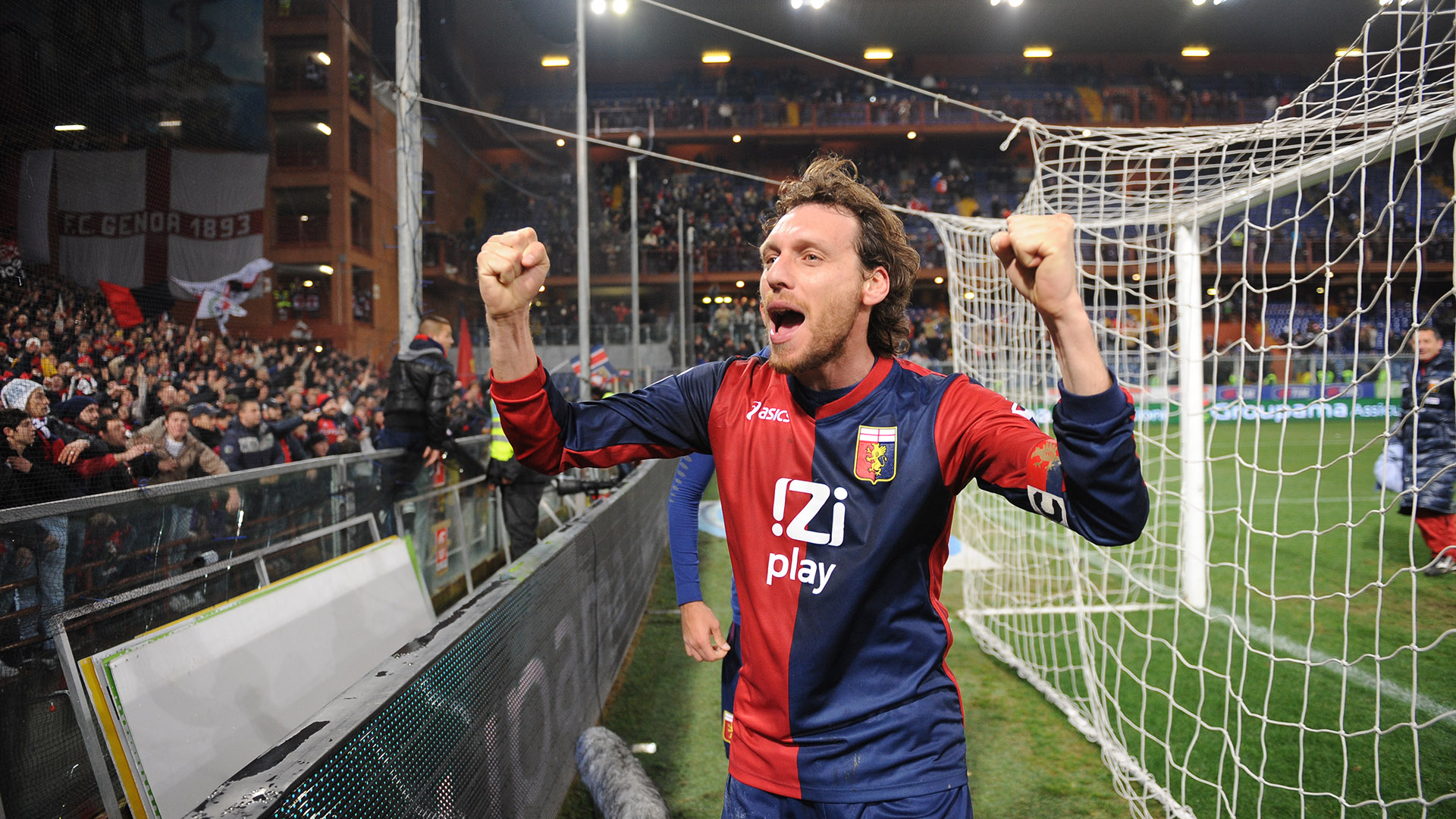 Marco Rossi allo stadio Marassi in un gesto di esultanza