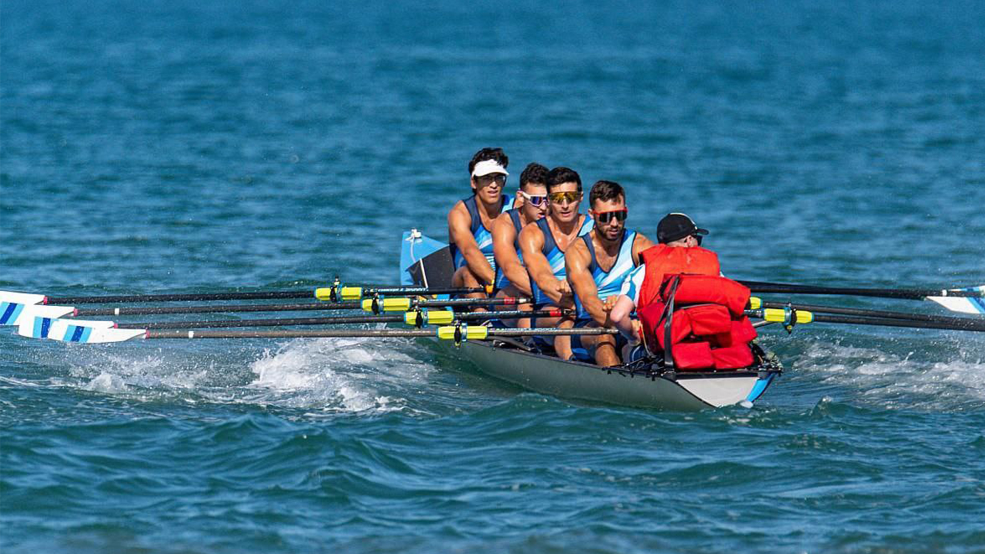 Equipaggio Coastal Rowing durante una regata