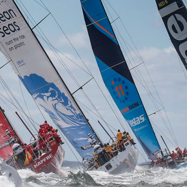 Una flotta di barche a vela impegnate in una regata competitiva, scivolano con grazia attraverso la vasta distesa dell'oceano.