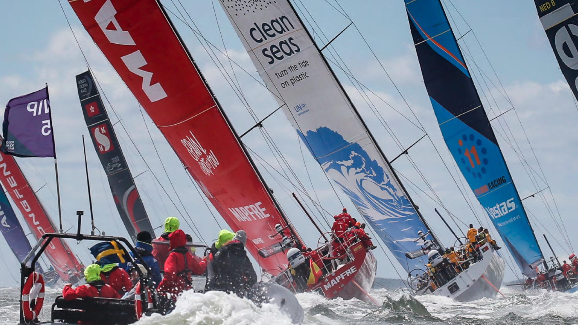 Una flotta di barche a vela impegnate in una regata competitiva, scivolano con grazia attraverso la vasta distesa dell'oceano.