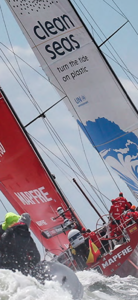 Una flotta di barche a vela impegnate in una regata competitiva, scivolano con grazia attraverso la vasta distesa dell'oceano.