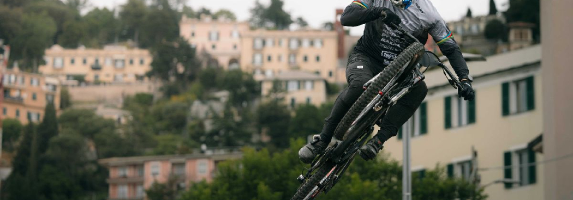 Atleta che gareggia nel Urban Down hill